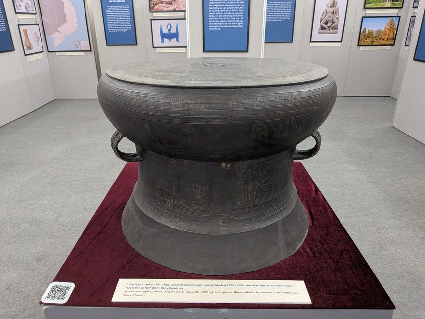 ベトナム国立歴史博物館の2号館に置かれたゴックルー銅鼓の複製。赤い布の台の上にあり、手前に説明札