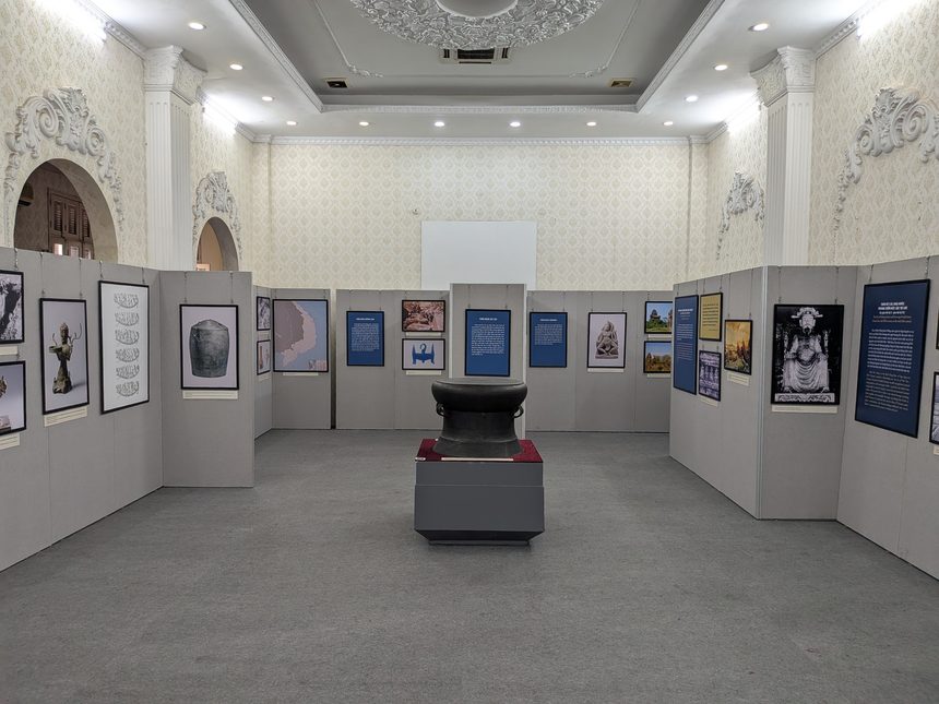 ベトナム国立歴史博物館の2号館にある「先史時代から阮朝まで」の展示室。写真と解説のパネルが並び、部屋の中央に銅鼓が置かれている