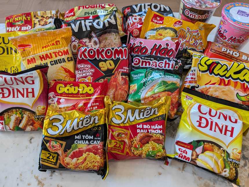 ベトナムのスーパーで購入したインスタントラーメン19商品を並べたところ。袋麺17点とカップ麺2点。