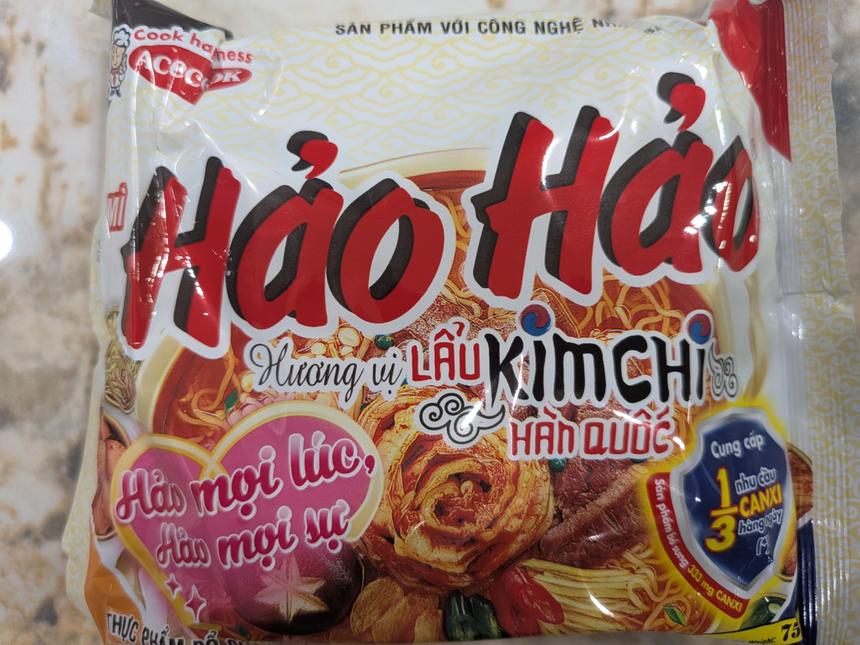 Hảo Hảoのキムチ味の袋。白地に赤い文字でHảo Hảoと書かれ、キムチ鍋の写真が印刷されている。