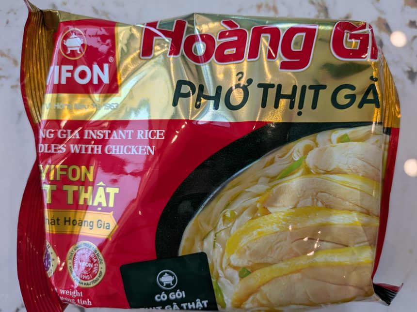 VIFONのHoàng Gia Phở thịt gà。赤いパッケージに鶏肉入りのフォーの写真が印刷されている。