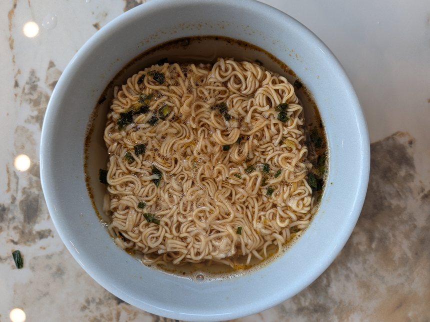Hảo Hảoのキムチ味を作った丼。小麦の縮れた麺に刻んだネギが浮いている。