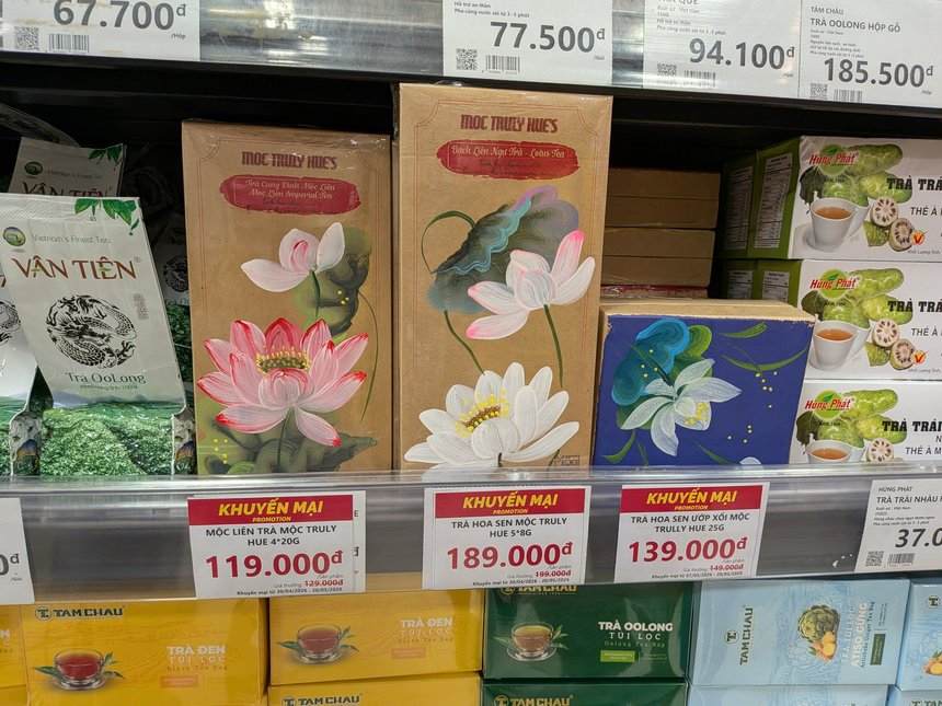 スーパーの棚に並ぶフエの蓮茶Mộc Truly Huếの箱。189,000ドンと139,000ドンのセールの値札が付いている