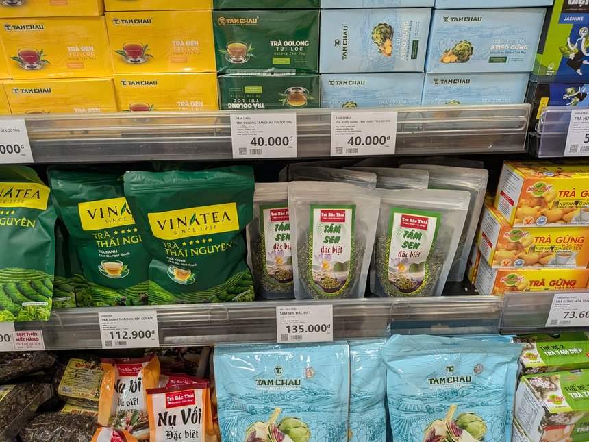 スーパーのお茶の棚に並ぶ蓮の芯の茶「Tâm Sen đặc biệt」の袋。135,000ドンの値札が付いている