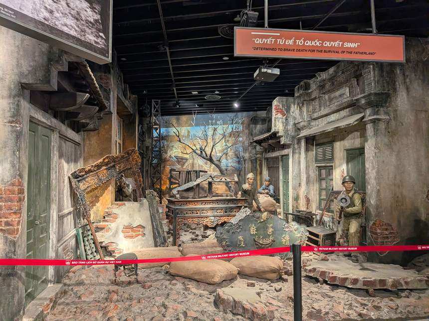ベトナム軍事歴史博物館の実物大ジオラマ。瓦礫になったハノイの街路を再現している