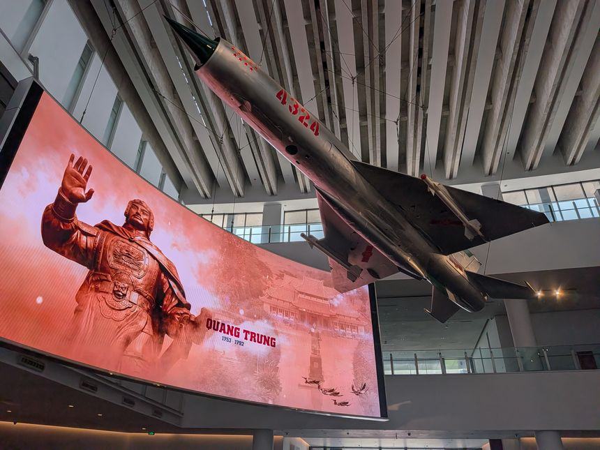 ベトナム軍事歴史博物館のロビーに吊るされたMiG-21戦闘機4324号機