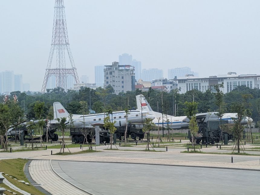 ベトナム軍事歴史博物館の屋外展示。航空機と軍用車両が広場に並ぶ