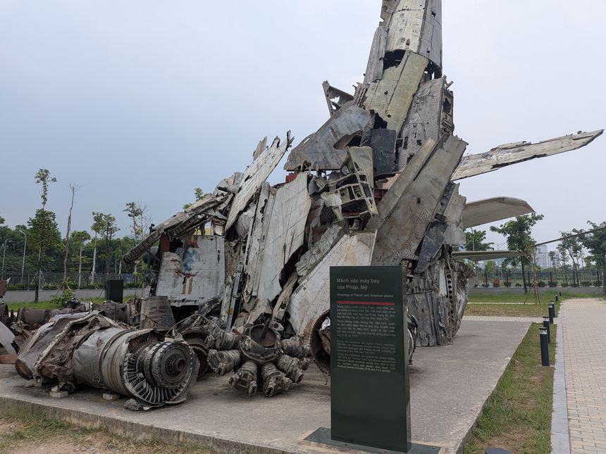 ベトナム軍事歴史博物館の屋外に積まれた航空機の残骸のモニュメント