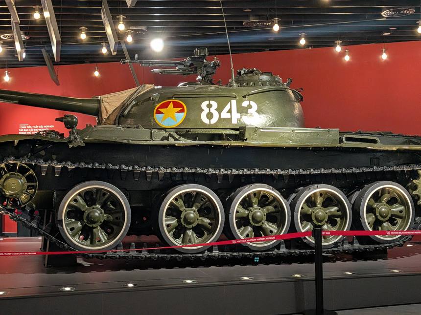 ベトナム軍事歴史博物館に展示された車体番号843のT-54B戦車