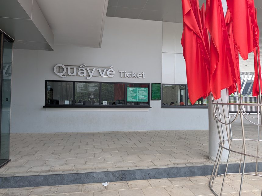 ベトナム軍事歴史博物館のチケット売り場。Quay ve / Ticket と表示された窓口