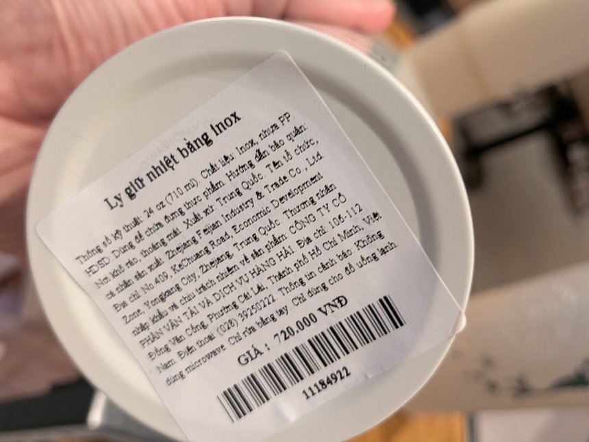 秋コレクションの24ozステンレスタンブラーの底面にある720,000VNDの値札
