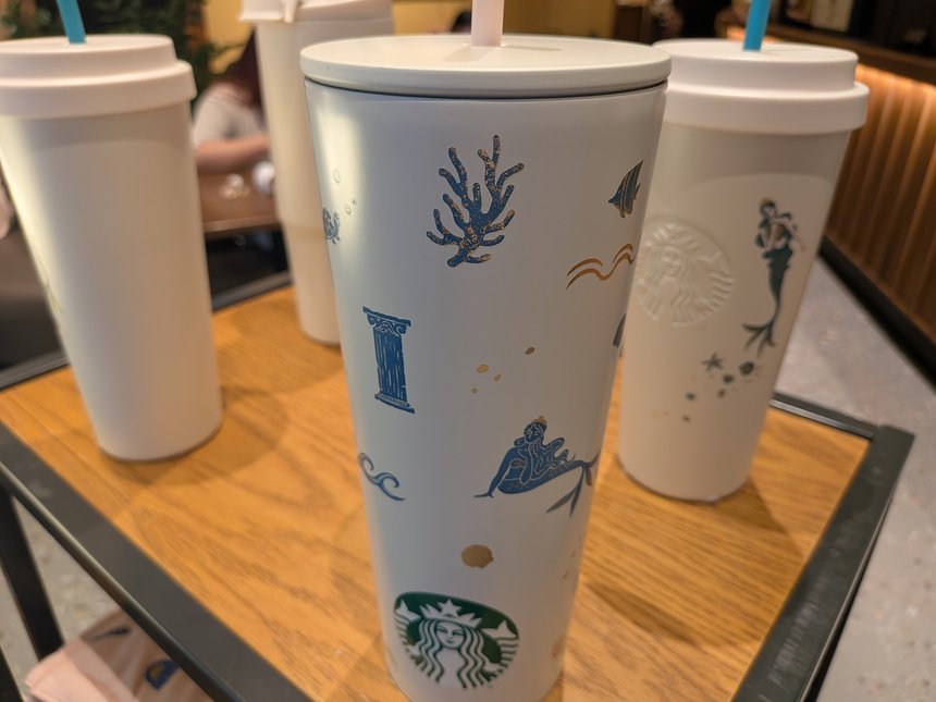 2026年9月にベトナムのスターバックスで販売されていた、人魚やサンゴが描かれた秋コレクションのステンレスタンブラー