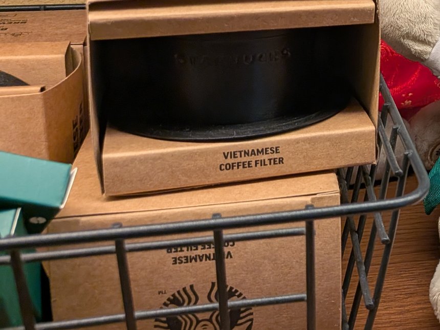 ベトナムのスターバックスの店頭に置かれた「VIETNAMESE COFFEE FILTER」の箱入りコーヒーフィルター