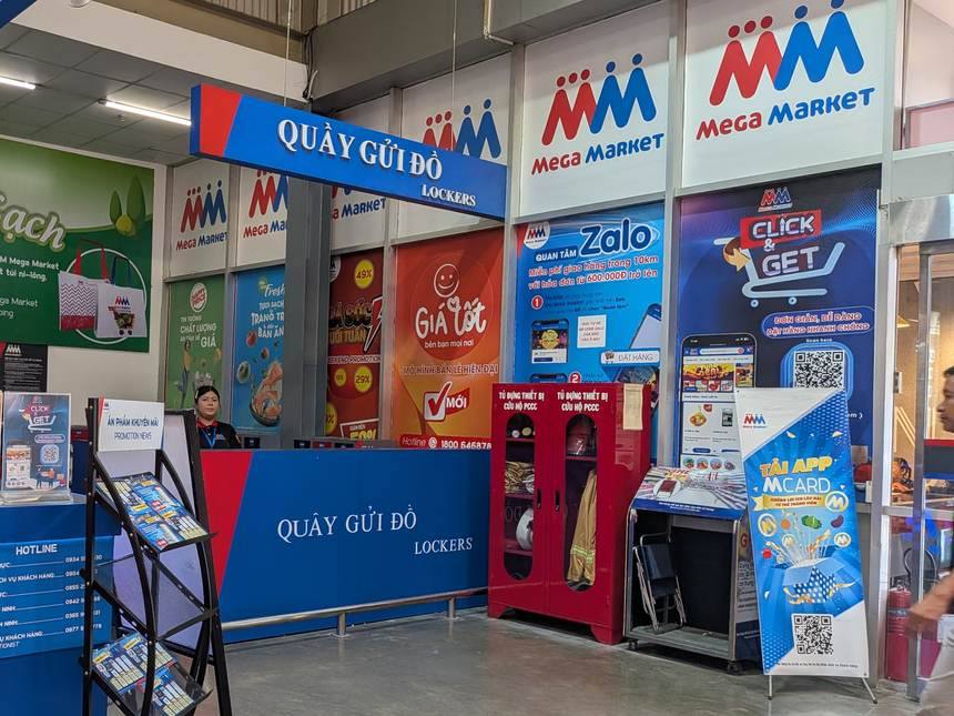 ベトナムの大型スーパーの入口にある荷物預かりカウンター。「QUẦY GỬI ĐỒ/LOCKERS」の看板が出ている
