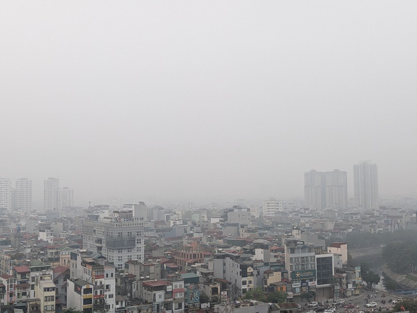 2026年4月6日朝、高い所から見たハノイの街。街全体が白くかすんでいる