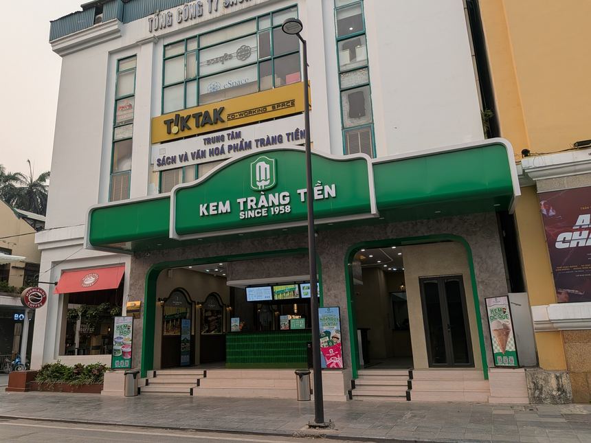 緑の看板に「KEM TRÀNG TIỀN SINCE 1958」と書かれたアイスクリームの店の入口