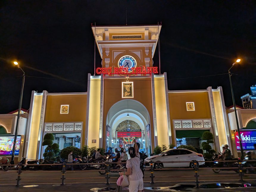 ライトアップされた夜のベンタイン市場の正面と時計塔