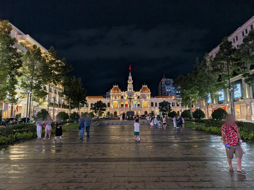 雨上がりの夜のグエンフエ通り。奥にライトアップされた市人民委員会庁舎