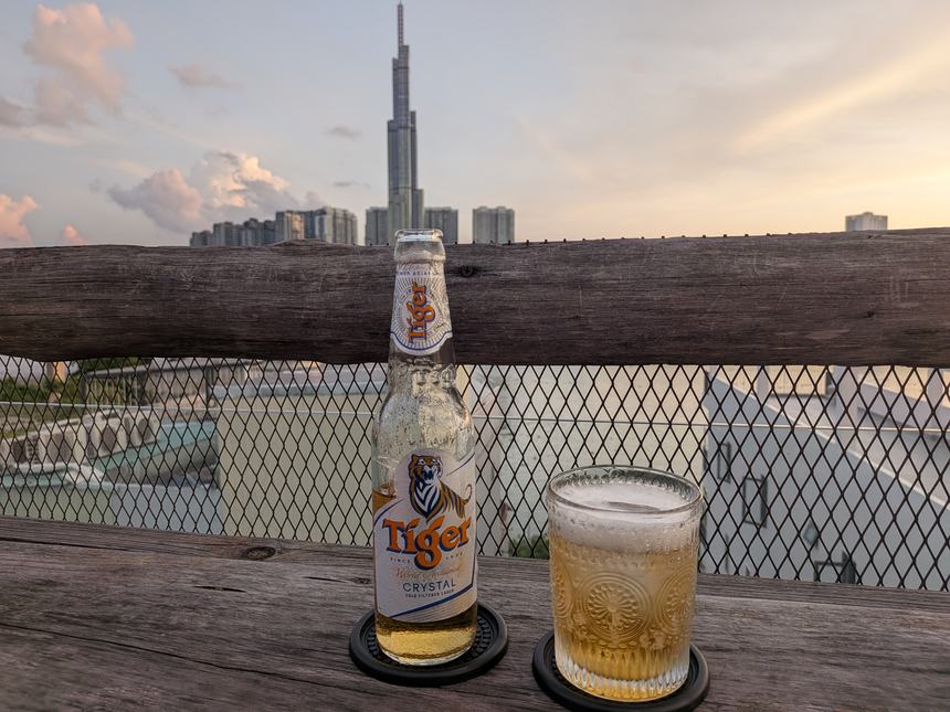 夕暮れのルーフトップで飲むビール。奥にランドマーク81