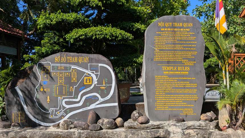 リンウン寺の境内図「SƠ ĐỒ THAM QUAN」と、寺の決まりを刻んだ石板「NỘI QUY THAM QUAN / TEMPLE RULES」