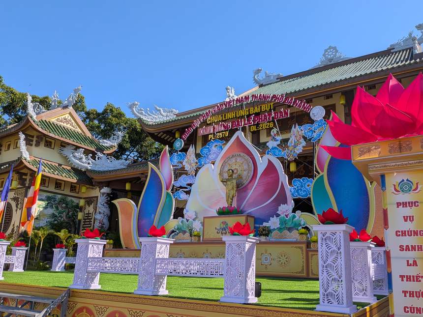 リンウン寺の堂の前に組まれた仏誕祭の舞台。大きな蓮の花の飾りと「KÍNH MỪNG ĐẠI LỄ PHẬT ĐẢN」の文字
