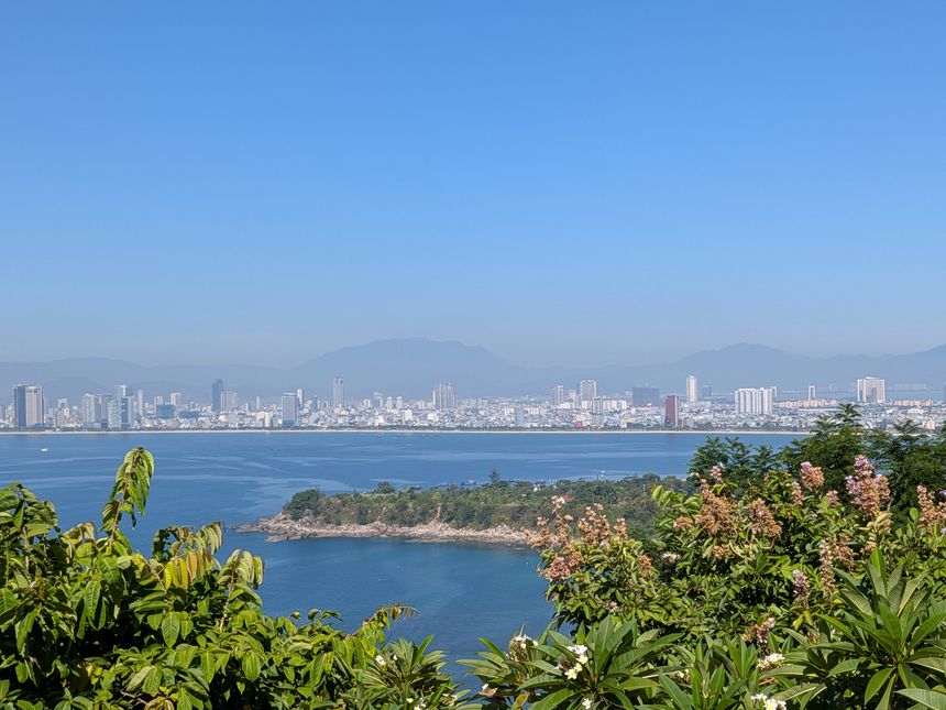 リンウン寺の石のテラスから見た海と小島、湾の向こうのダナンの市街