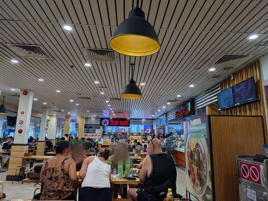 国内線ターミナル(T1)の保安検査を抜けた先のフードコート。STAR CAFEやTaste of Asiaなどの店が並び、テーブル席で食べられる