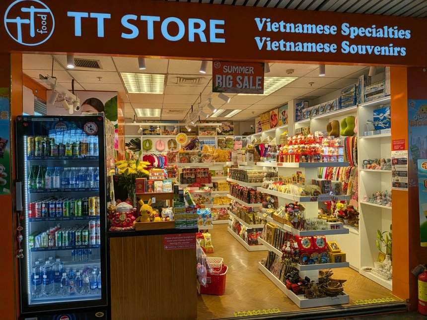 国際線ターミナル(T2)出発ホールの土産店「TT STORE」。ベトナムの菓子や雑貨が並ぶ